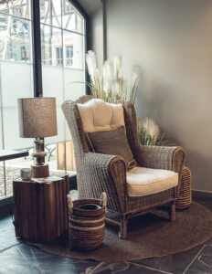 Entspannt warten im Sessel im Hotel Freihof by Stand Out Design - Lara Theel