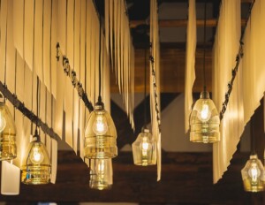 Beeindruckende und detailreiche Lampe im Restaurant des Hotel Freihof by Stand Out Design - Lara Theel